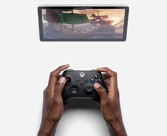 جهاز Surface Go 3 معروض في وضع الحامل مع أداة تحكم Xbox وتطبيق Xbox.