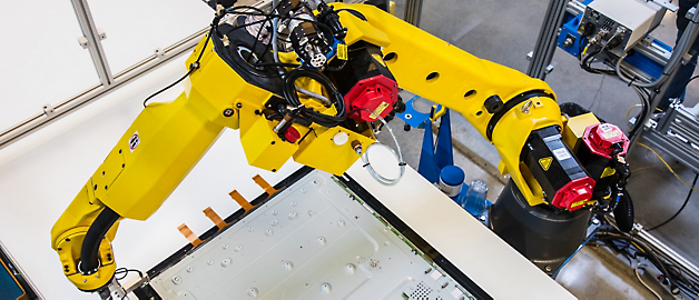 Industrie-Roboterarm, der Präzisionsarbeiten an einer Montagelinie ausführt.