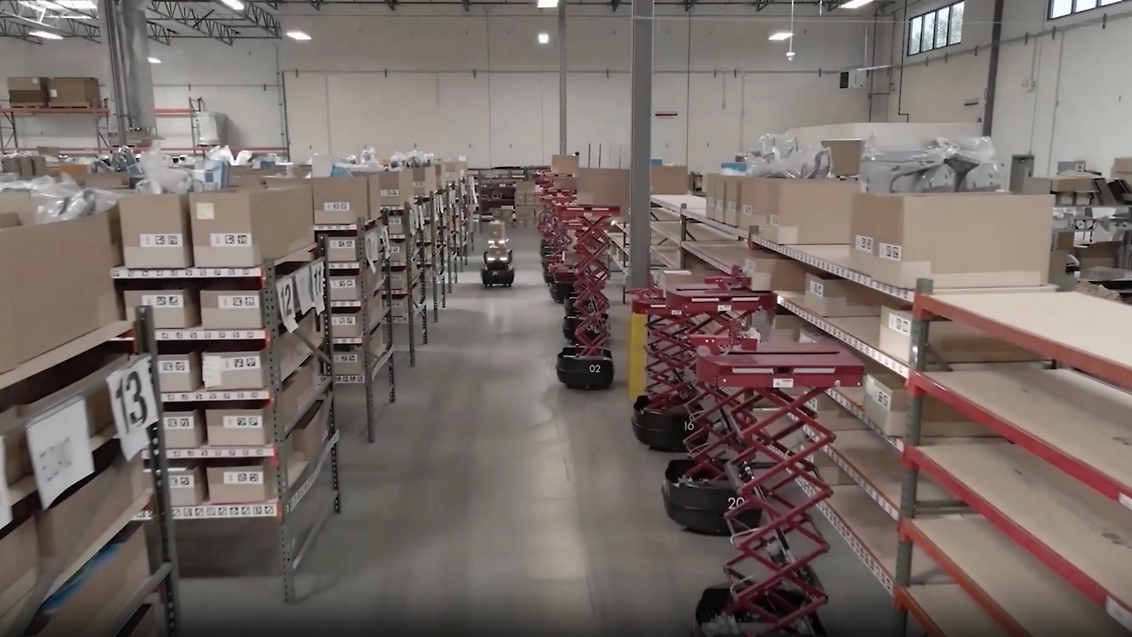 Een video van een magazijn met veel dozen.