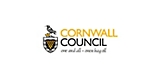 Logo Cornwall Council s černým havranem na štítu se zlatými mincemi a textem „one and all – onen hag oll“.