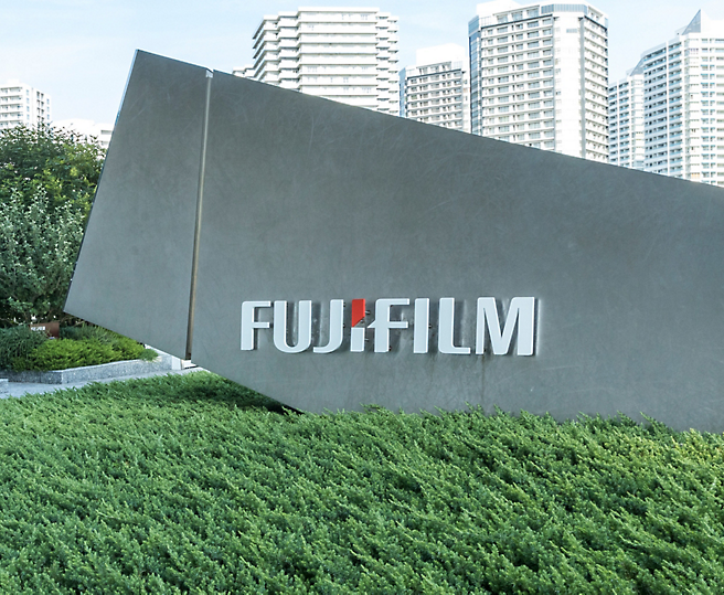 풀밭에 있는 FUJIFILM의 로고