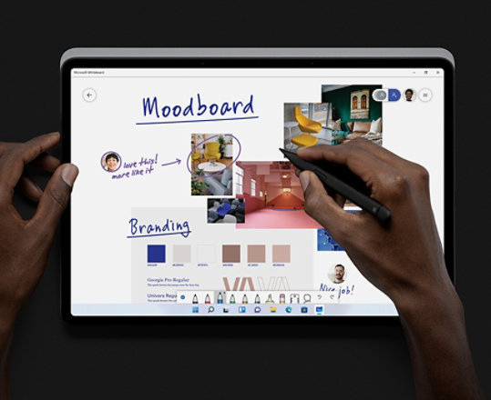 Seseorang menggunakan Surface Laptop Studio dalam mod studio dan Microsoft Whiteboard.