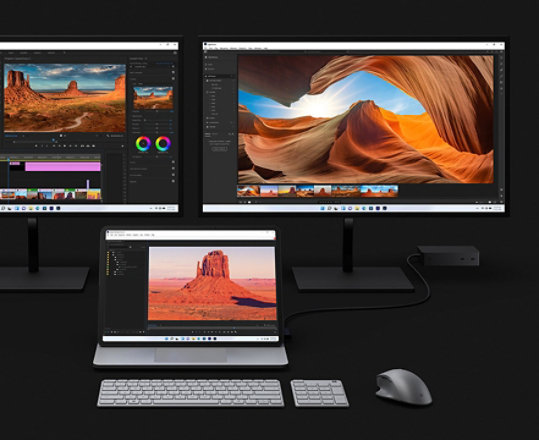 Surface Laptop Studio ที่เชื่อมต่อกับจอภาพขนาดใหญ่สองจอและใช้ตัดต่อวิดีโอ