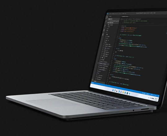 جهاز Surface Laptop Studio في وضع الكمبيوتر المحمول يُستخدم لكتابة التعليمات البرمجية.