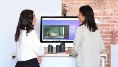Zwei Frauen arbeiten an einem Computer
