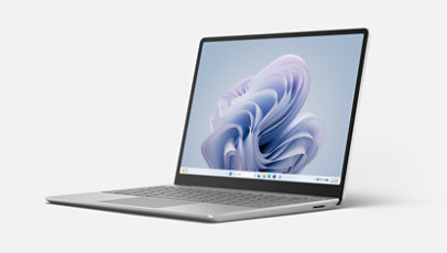 Ein Surface Laptop Go 3 in Schrägansicht in Platin.