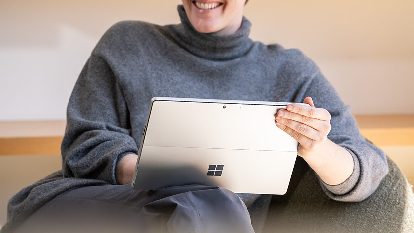 Billede af en dame, der arbejder på en Surface-tablet