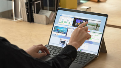 En person, der bruger en Surface Pro X