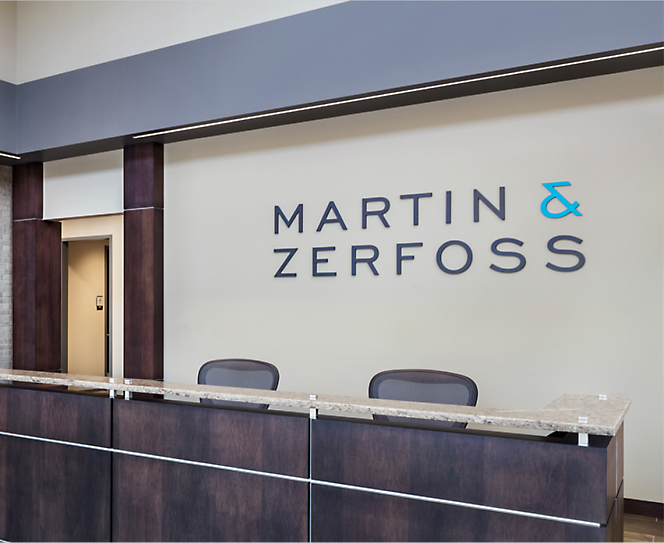 חדר הכניסה של Martin & zeross והסמל שלו על הקיר.