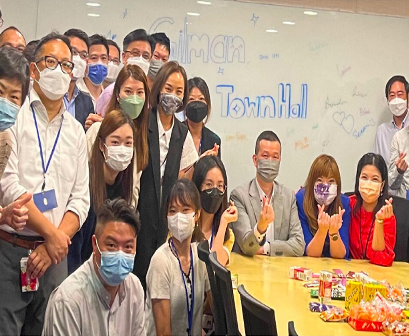 En grupp personer som exponerar sig för ett foto med ansiktsmasker.