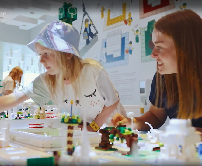 Lego-kockákkal játszó felnőtt és gyerek