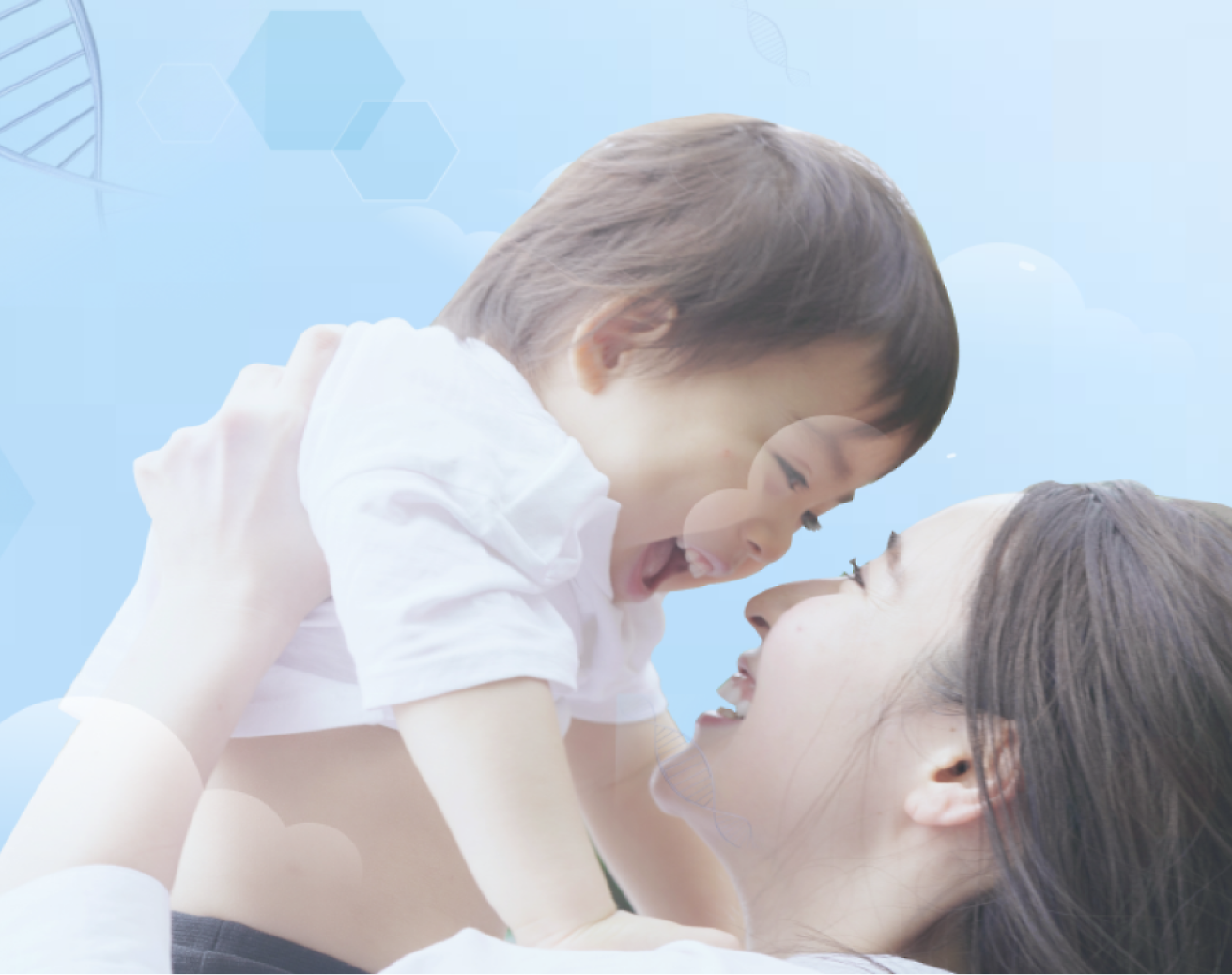 Ein fröhliches kleines Kind, das von seiner Mutter vor einem weichen blauen Hintergrund mit hellen Grafiken in der Luft gehalten wird, und beide lächeln.