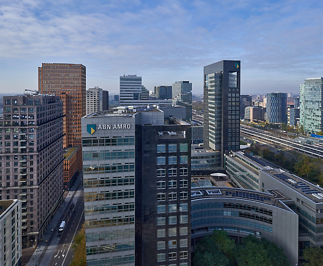具有高层建筑和晴朗天空的现代城市商业区的俯视图。