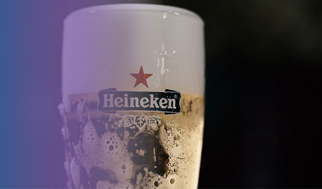 Um copo de cerveja Heineken com uma estrela.