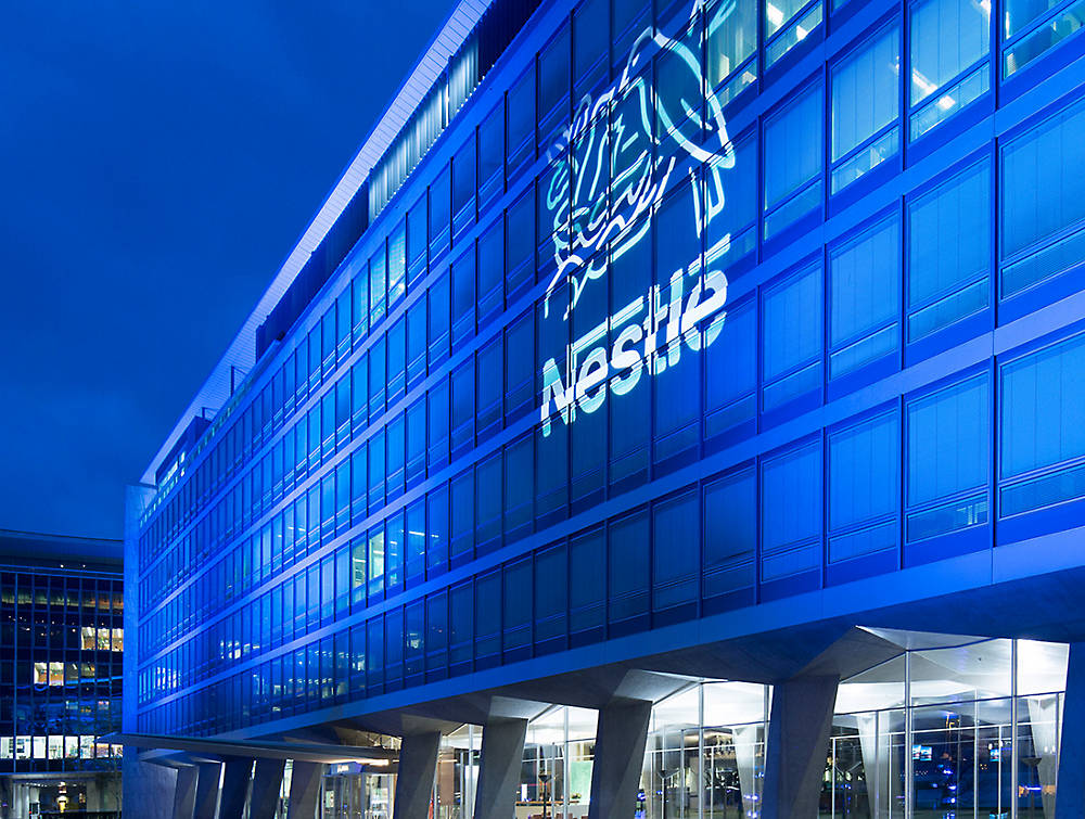 Ένα κτίριο με το λογότυπο της Nestle στο πλάι