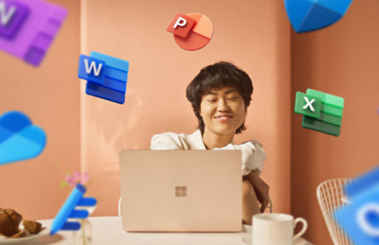 Una mujer joven trabaja en un Surface Laptop con iconos de las aplicaciones de Microsoft 365 que giran a su alrededor.
