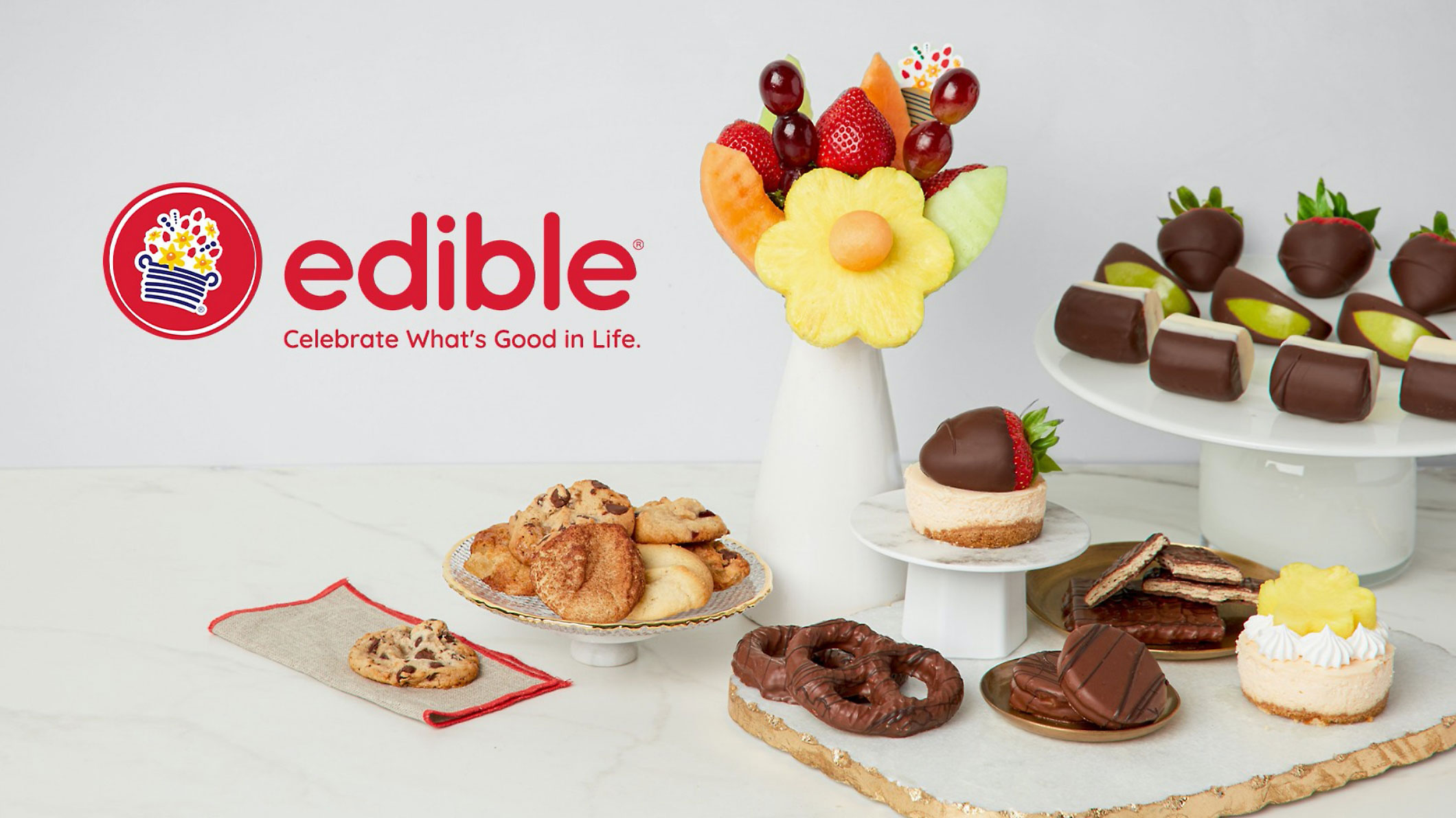 Edible という言葉が表示されたデザートとクッキーで一杯のテーブル。