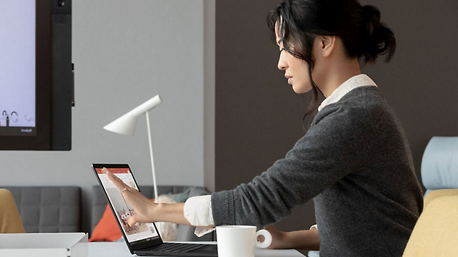 Microsoft Surface 노트북을 사용하는 여성.