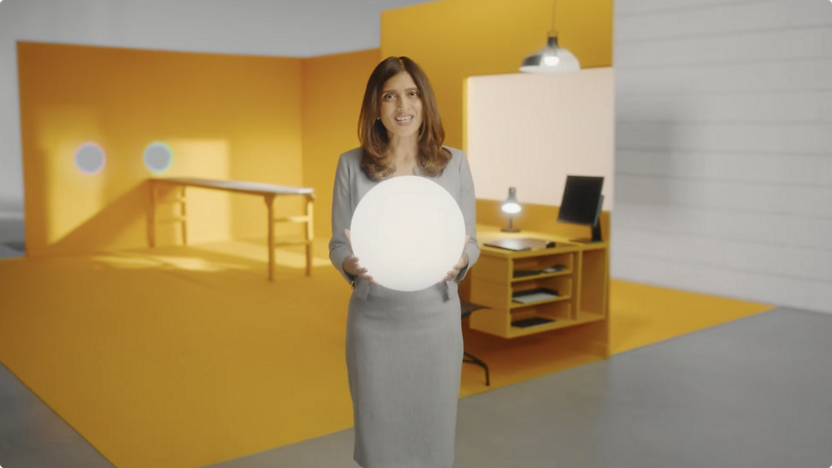 Una mujer sosteniendo una bola blanca en una oficina.