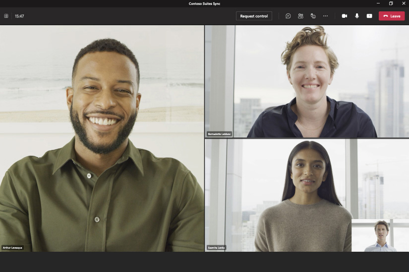 مجموعة من الأشخاص يجرون مكالمة Microsoft Teams على جهاز Surface Pro 9‎