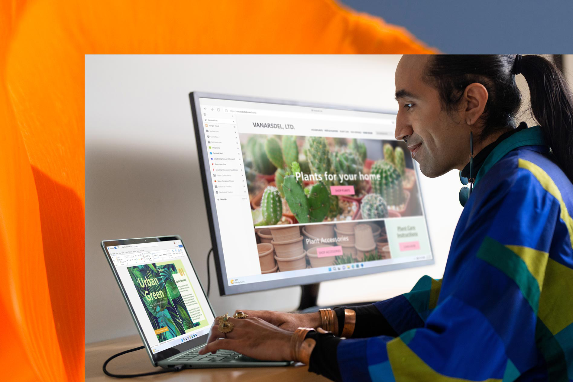شخص يعمل في مكتبه بالمنزل على لابتوب Surface Laptop 5 باللون البلاتيني متصلًا بشاشة خارجية.