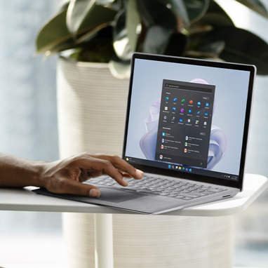 Surface Laptop 5 화면을 터치하고 있는 사람의 손가락