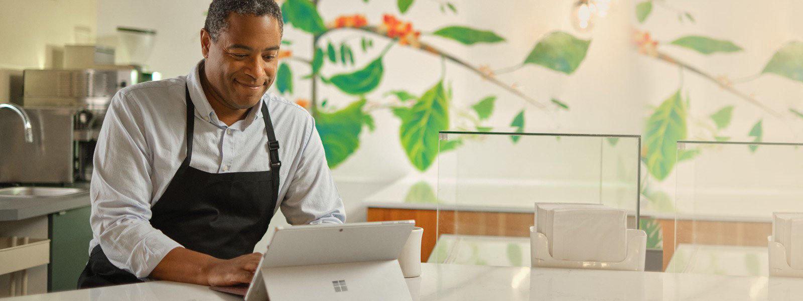 Man die in zijn restaurant op een Surface Pro 7+ werkt