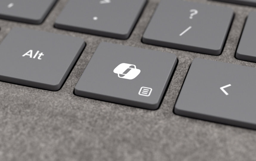 Imej Papan Kekunci Surface Pro 10 telah dizum masuk pada butang Copilot baharu