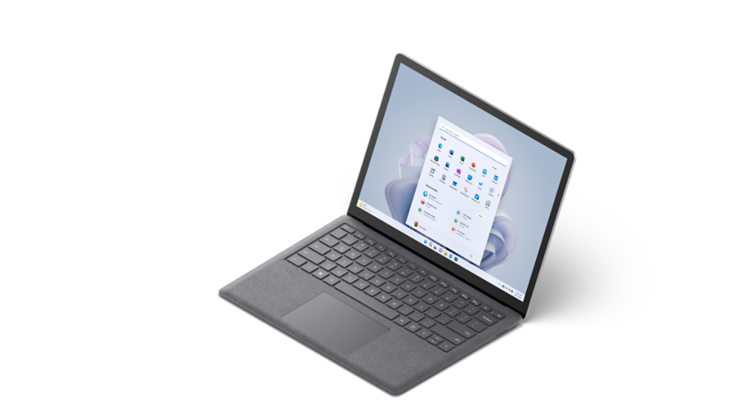 Surface Laptop 5 ditunjukkan dalam Alcantara 13.5 inci berwarna Platinum dari pandangan 3/4 dengan skrin mula Windows 11.