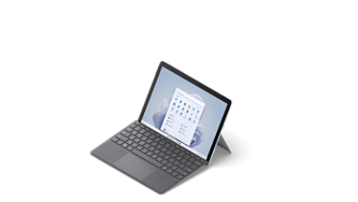 Surface Go 3 ditunjukkan dari pandangan 3/4 dengan kulit papan kekunci Surface dalam warna Platinum.