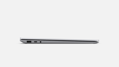 Surface Laptop 5 dalam warna platinum yang tertutup dan dilihat dari sisi untuk menunjukkan port yang tersedia.