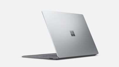 Surface Laptop 5 dalam warna platinum ditunjukkan dari belakang dengan penutup tertutup sedikit.