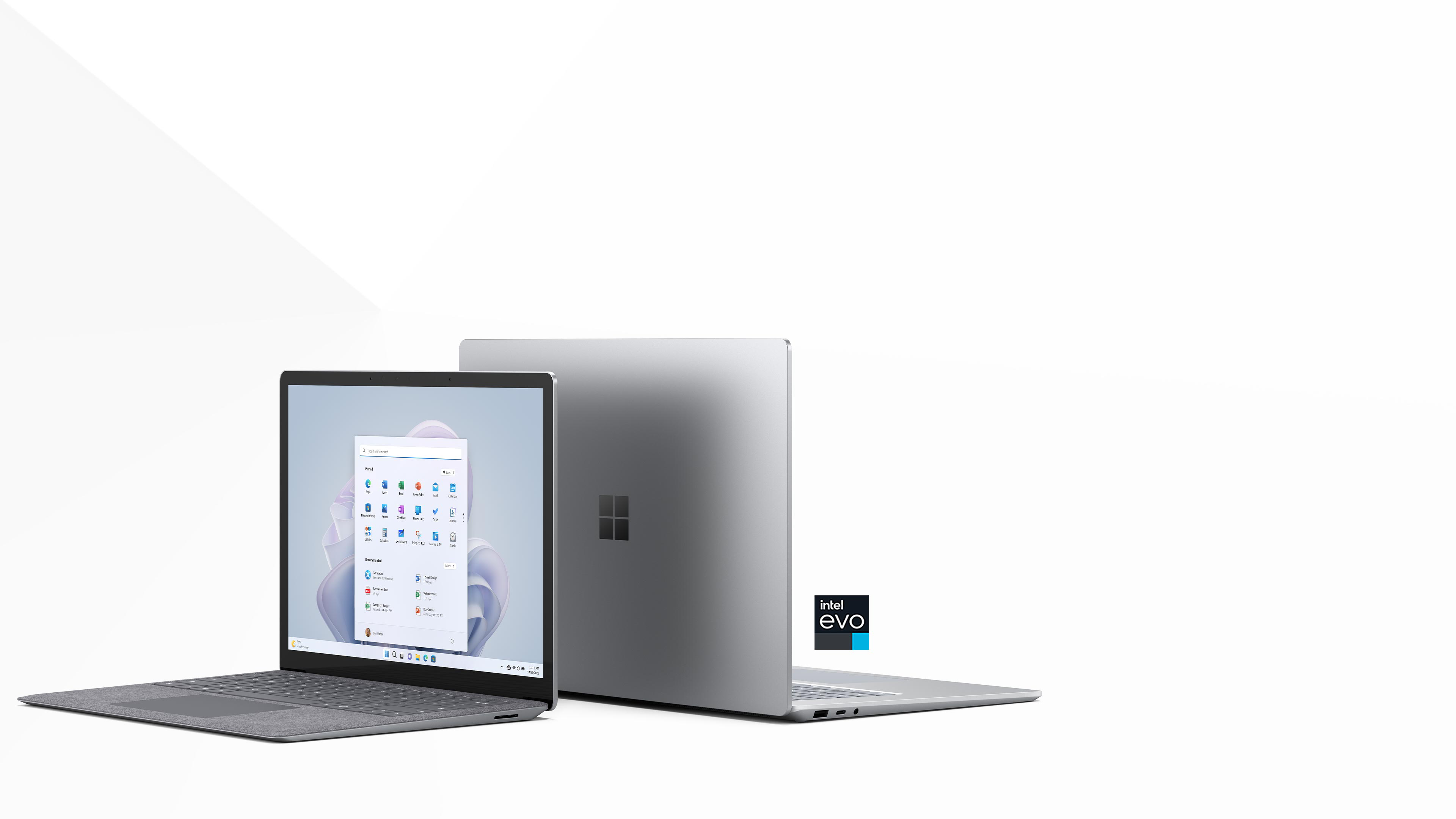 Dua saiz Surface Laptop 5 ditunjukkan dengan peranti bersaiz 13.5" di hadapan terbuka sepenuhnya dan menunjukkan skrin mula dalam warna Platinum. Peranti bersaiz 15" menghadap ke belakang imej. Peranti ini diperakui Intel Evo.