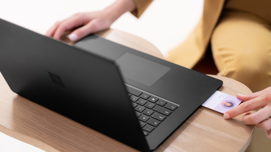 Paparan Surface Laptop 6 menunjukkan pembaca kad pintar bersepadu baharu sedang digunakan