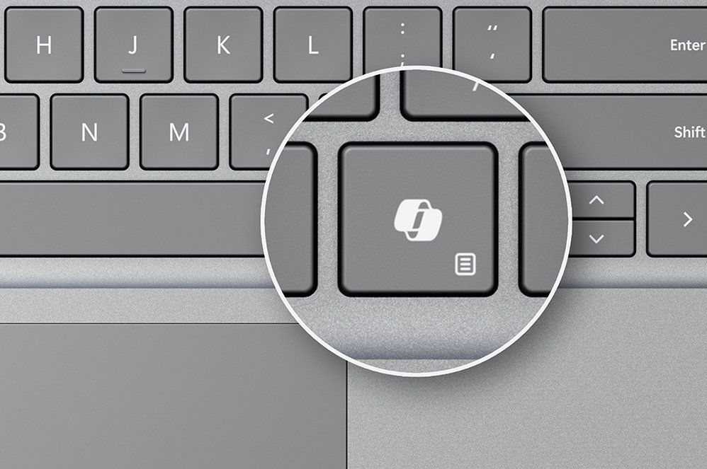 새로운 Microsoft Copilot 키를 보여 주는 Surface Laptop 6 키보드의 렌더링