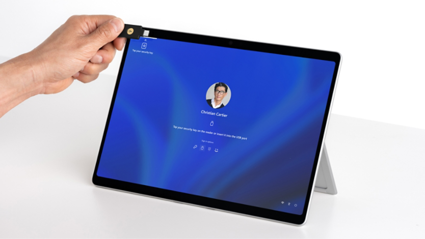 Paparan Surface Pro 10 dan peranti NFC dipegang pada pembaca NFC bersepadu