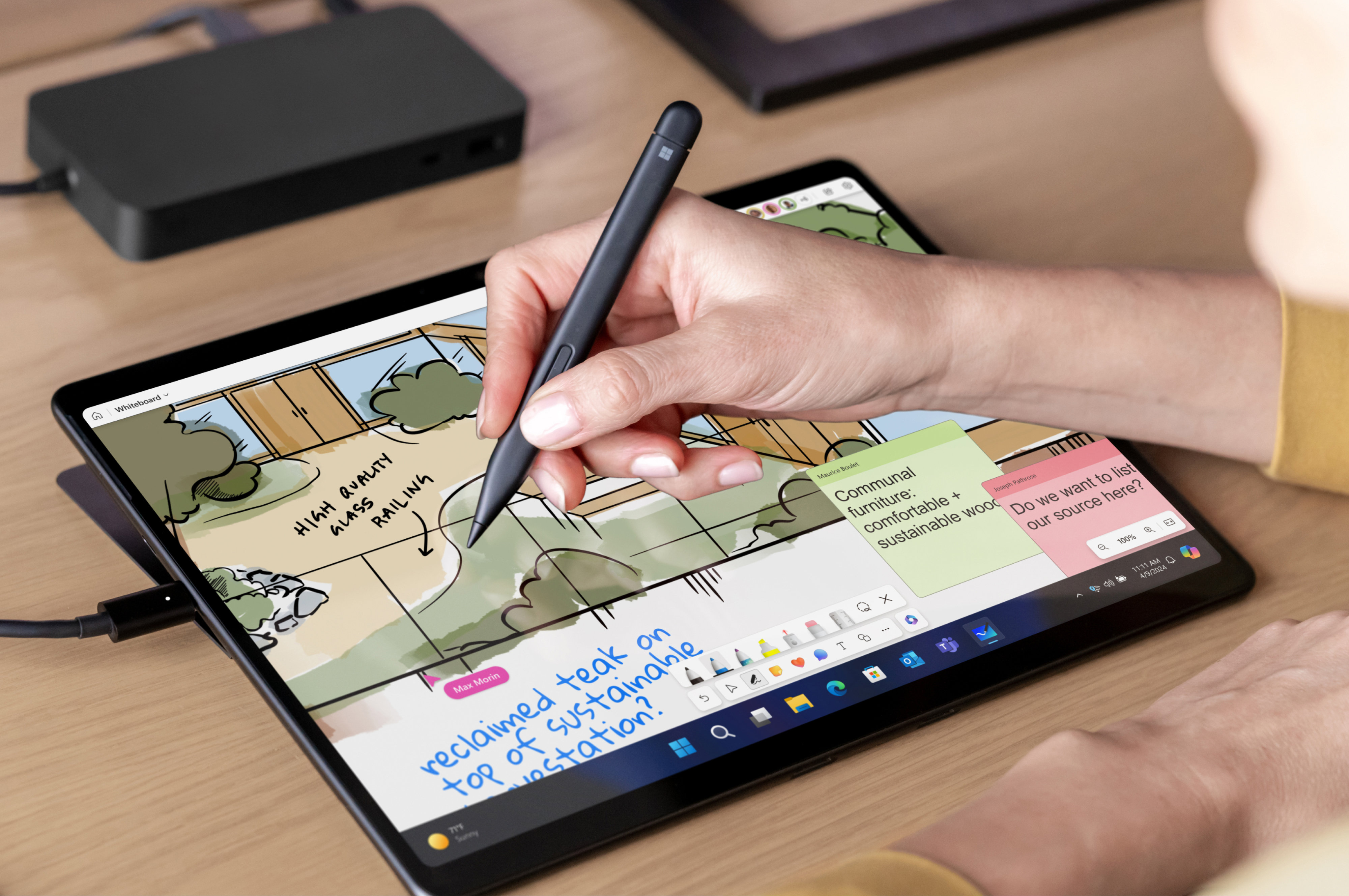 Paparan Surface Pro 10 dalam mod tablet yang digunakan dengan Pen Surface
