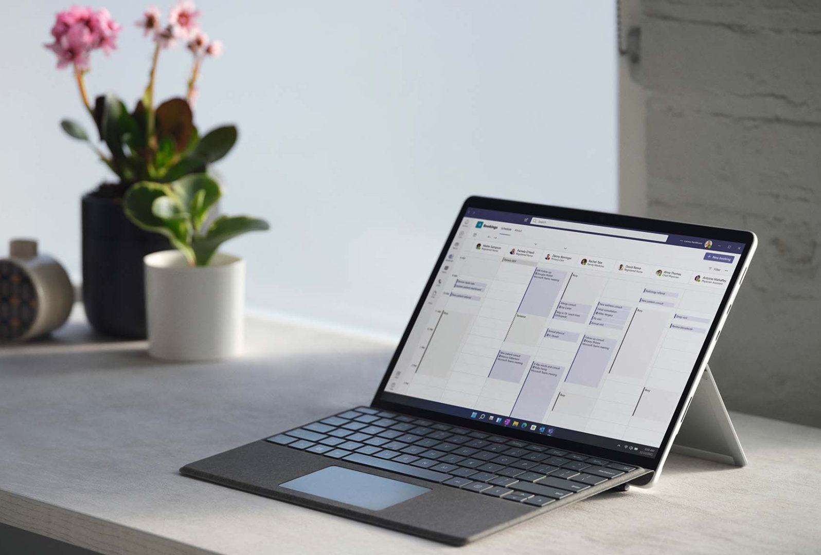 홈 오피스 책상 위에 놓여 있는 Surface Pro 8