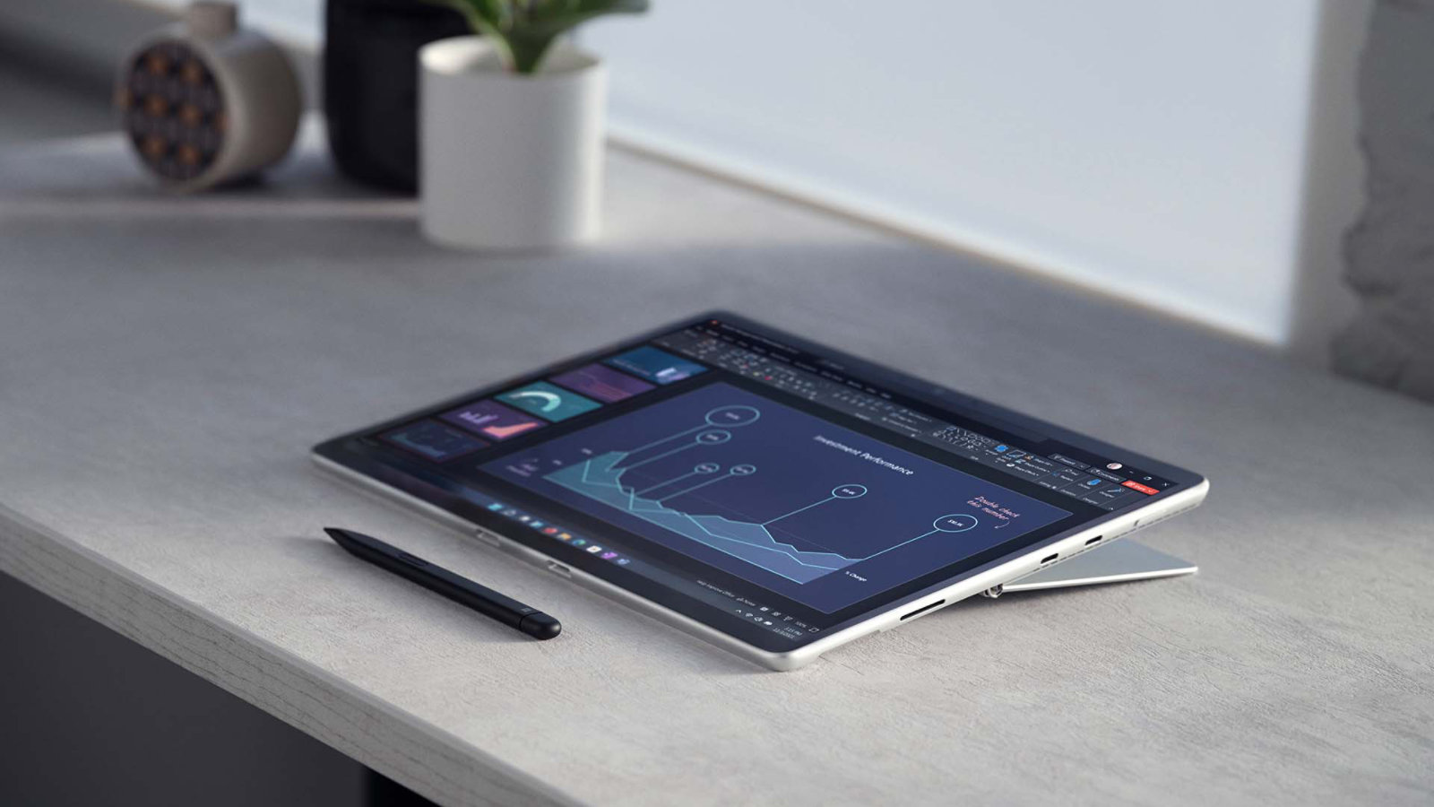 책상 위에 놓여 있는 Surface Pro 8와 Surface 슬림 펜 2