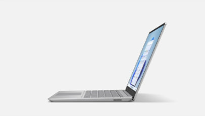 มุมมองด้านข้างของ Surface Laptop Go 2 สีแซนด์สโตน ซึ่งเน้นไปที่ความบางของอุปกรณ์