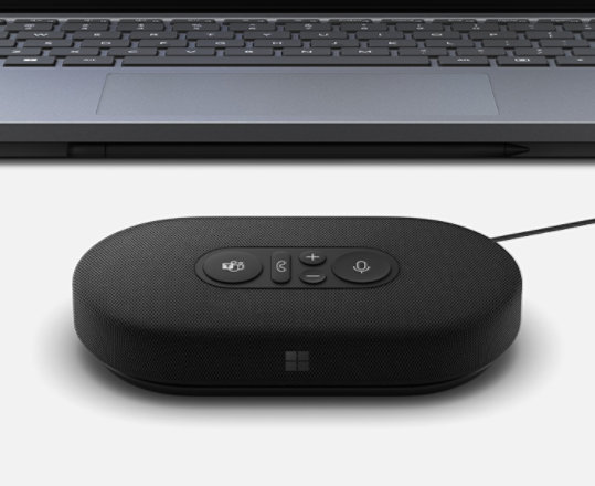 배경에 표시된 Surface 디바이스에 꽂혀 있는 Microsoft 모던 USB-C 스피커의 렌더링