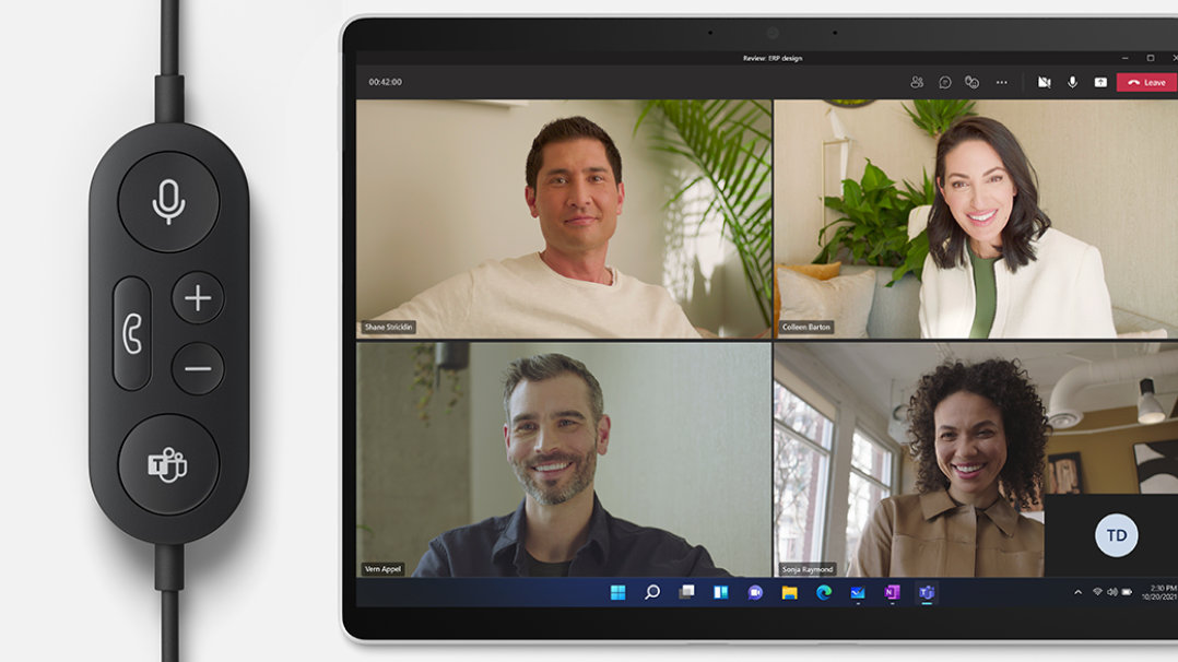 图像显示 Microsoft 时尚有线耳机控制器，平板模式下的 Surface 设备显示 Microsoft Teams 会议