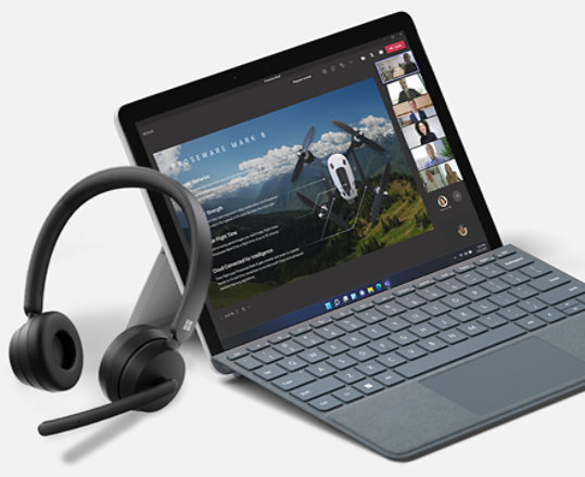 ภาพแสดง Microsoft ชุดหูฟังไร้สายแบบโมเดิร์นวางพิงอุปกรณ์ Surface