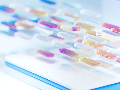 Cápsulas sortidas dispostas em uma bandeja de enchimento de cápsulas em um laboratório com uma estética tonal azul