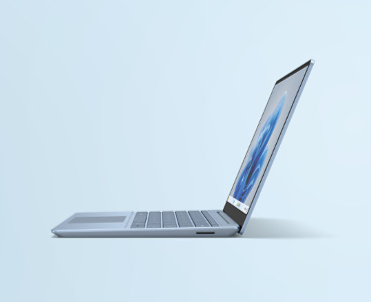 Een Surface Laptop Go 3 in ijsblauw. 
