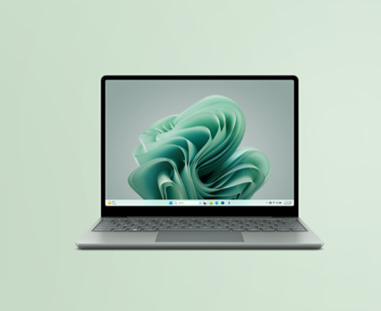 Een Surface Laptop Go 3 in saliegroen. 