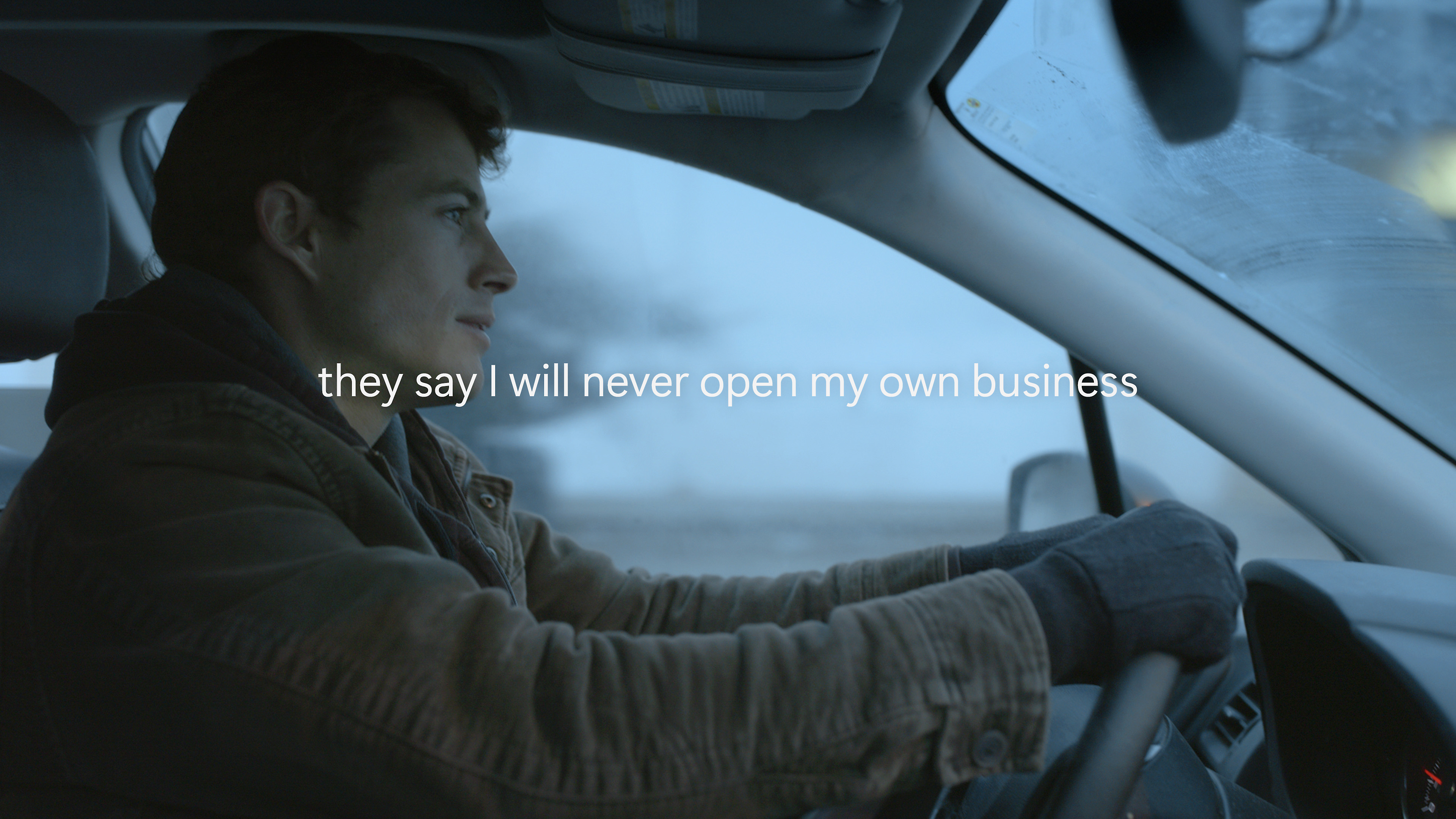 Videokuva Copilot-videosta, jossa mies ajaa autoa 