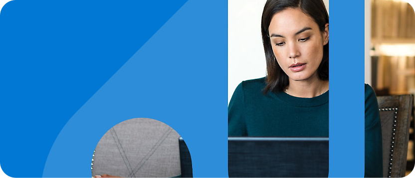 왼쪽에 파란색 그래픽 디자인 요소가 있는 사무실 환경에서 노트북에 집중하고 있는 여성.