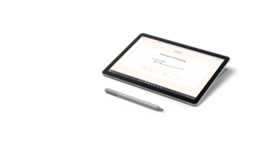 태블릿 모드의 Surface Go 4와 Surface 펜