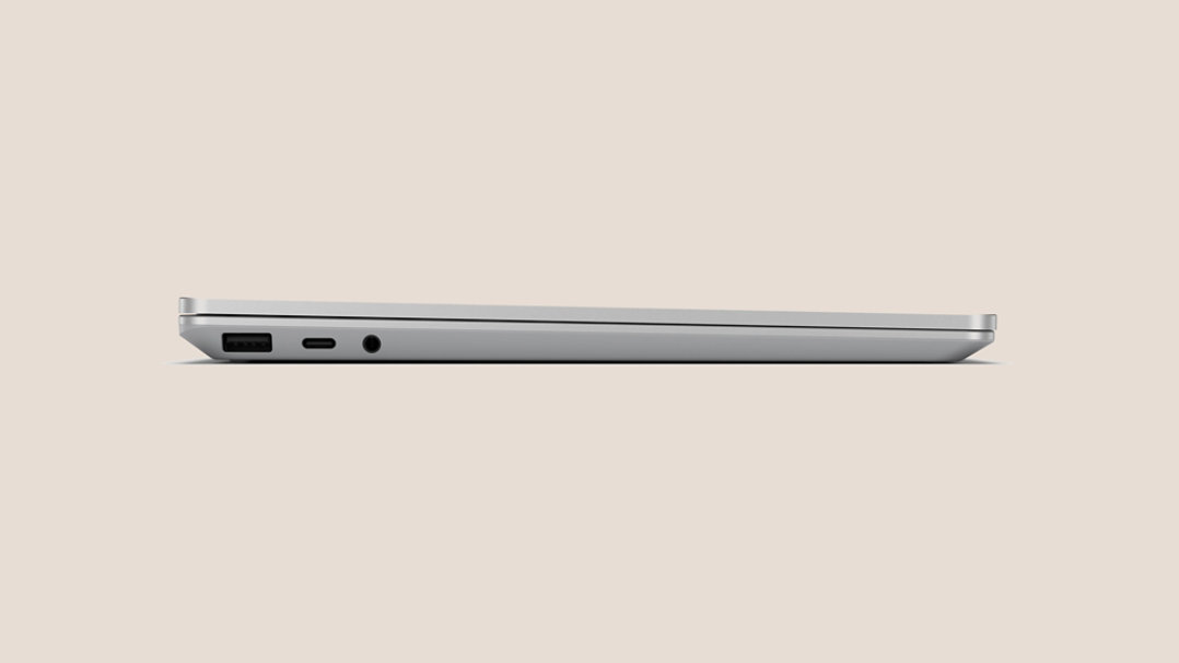 Zijaanzicht van een gesloten platina Surface Laptop Go 3 die de draagbaarheid toont.